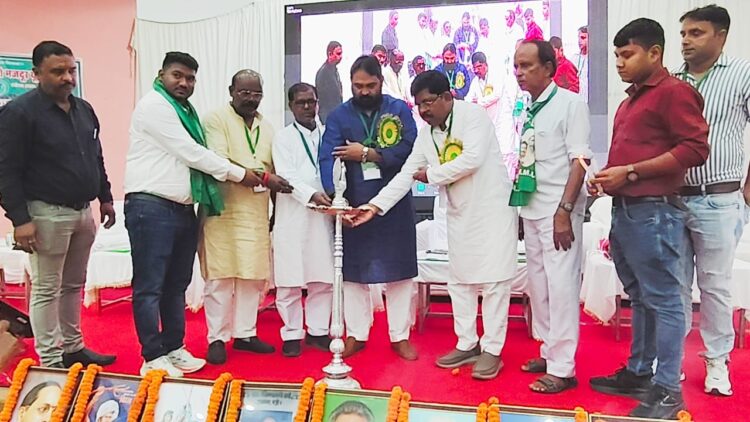 सी एम पी डी आई रविन्द्र भवन में झारखंड कोलयरी मजदूर यूनियन एवं झारखंड श्रमिक संघ का केंद्रीय महाधिवेशन सम्पन्न हुआ !