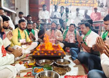 झामुमो ने दिशोम गुरु  शिबू सोरेन जी के स्वास्थ्य लाभ के लिए मां दुर्गा मंदिर मे किया हवन पूजन  !
