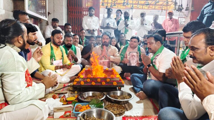 झामुमो ने दिशोम गुरु  शिबू सोरेन जी के स्वास्थ्य लाभ के लिए मां दुर्गा मंदिर मे किया हवन पूजन  !