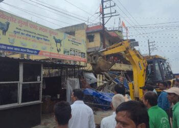 पंडरा बाजार समिति क्षेत्र में अतिक्रमण के खिलाफ बड़ा अभियान चलाया !