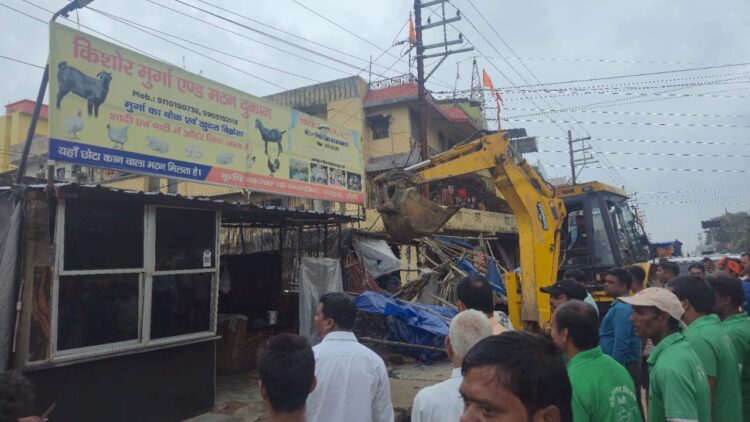 पंडरा बाजार समिति क्षेत्र में अतिक्रमण के खिलाफ बड़ा अभियान चलाया !