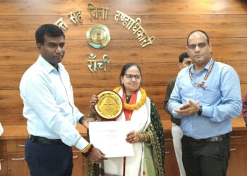 सेवानिवृत हुए कुल 07 शिक्षकों को मोमेंटो, शाल ओढ़ा कर सम्मानित किया गया !