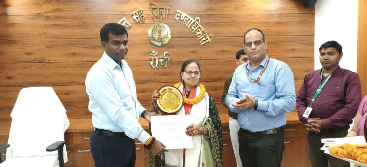 सेवानिवृत हुए कुल 07 शिक्षकों को मोमेंटो, शाल ओढ़ा कर सम्मानित किया गया !