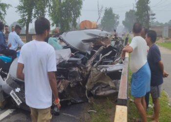 गिरीडीह में एक कार और ट्रक के बीच जोरदार टक्कर हो गई .