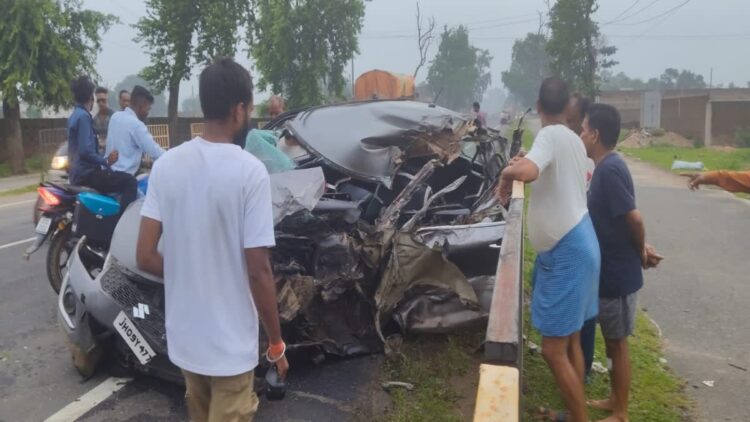 गिरीडीह में एक कार और ट्रक के बीच जोरदार टक्कर हो गई .