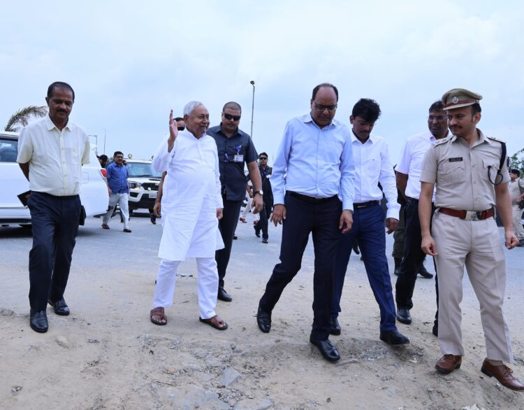 दीघा से सोनपुर तक जे०पी० सेतु के समानांतर बनाये जा रहे नये 6 लेन पुल के निर्माण कार्य का जायजा लिया !
