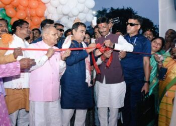 रातु रोड ऐलिवेटेड कॉरिडोर का उद्घाटन केंद्रीय सड़क परिवहन एवं राजमार्ग मंत्री नितिन गडकरी ने रेड रिबन काटकर किया !