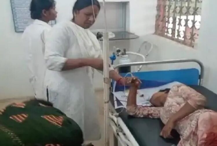 चलती ट्रेन से पति ने पत्नी को दिया धक्का !