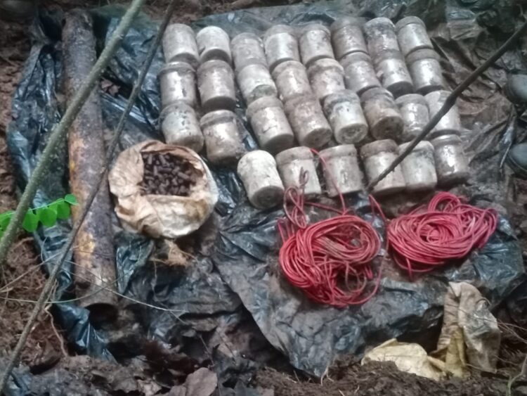 पहाड़ी क्षेत्र में नक्सलियों द्वारा छुपाए गए 30 आईईडी बम !