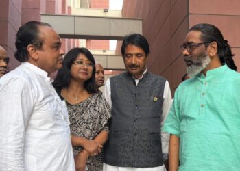 झारखंड के पूर्व सीएम गुरुजी का हाल-चाल पूछा अहमद मीर साहब साथ में  स्वास्थ्य मंत्री डॉ. इरफान अंसारी !