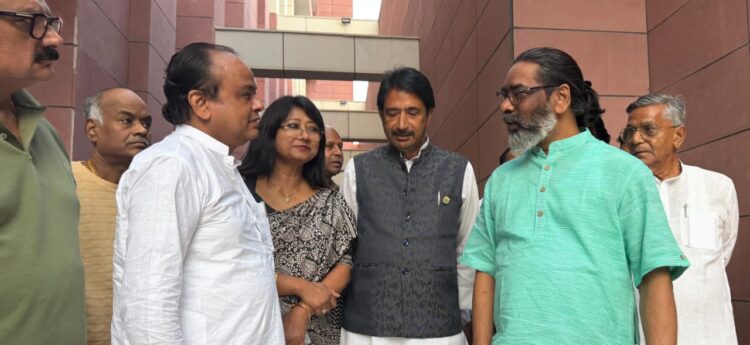 झारखंड के पूर्व सीएम गुरुजी का हाल-चाल पूछा अहमद मीर साहब साथ में  स्वास्थ्य मंत्री डॉ. इरफान अंसारी !