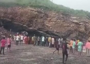 अवैध खनन कर रहे 8 से 10 लोग जमीन में दब गए  !