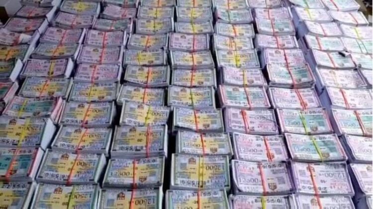 बस स्टेंड में पुलिस का छापा, बंगाल से आ रहा लाखों रुपये का लॉटरी किया जब्त !