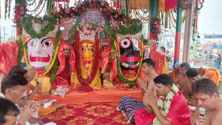 भगवान जगन्नाथ, बड़े भाई बलभद्र और बहन सुभद्रा मंदिर में वापस लौट आए !  आज नौ दिनों के प्रवास के बाद