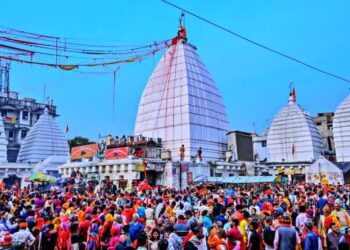 बाबा बैद्यनाथ धाम मंदिर में श्रद्धालुओं की भारी भीड़ उमड़ने लगी है !