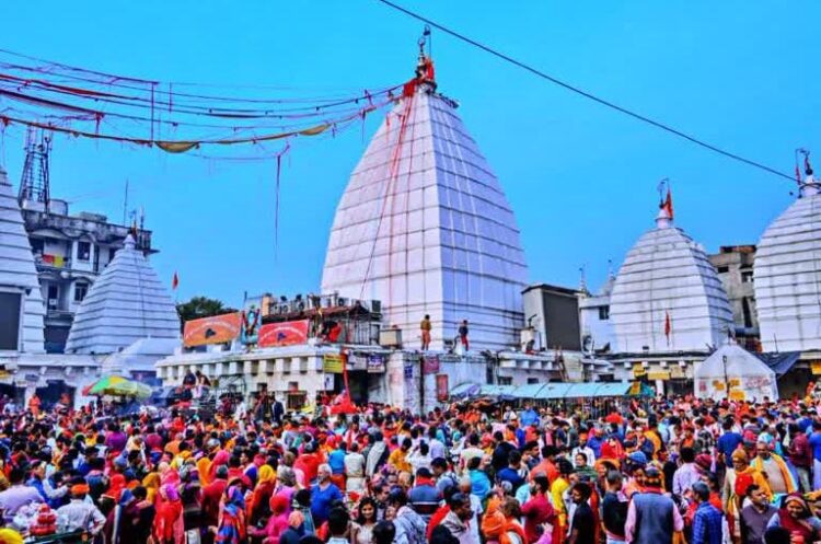 बाबा बैद्यनाथ धाम मंदिर में श्रद्धालुओं की भारी भीड़ उमड़ने लगी है !