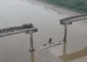 गुजरात के वडोदरा में महिसागर नदी पर बना ब्रिज टूट गया !