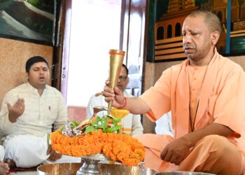सावन के पहले दिन सीएम योगी ने किया रुद्राभिषेक !