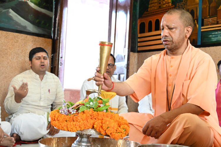 सावन के पहले दिन सीएम योगी ने किया रुद्राभिषेक !