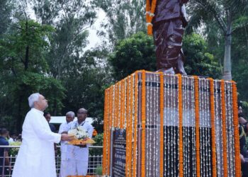 पूर्व मुख्यमंत्री स्व० सत्येन्द्र नारायण सिन्हा जी की जयंती के अवसर पर मुख्यमंत्री ने श्रद्धांजलि अर्पित की  !