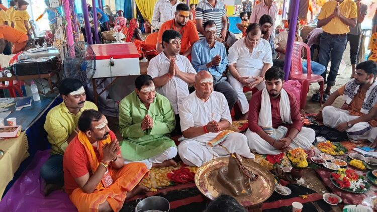 सरयू राय ने तारापुर में कराया रुद्राभिषेक !