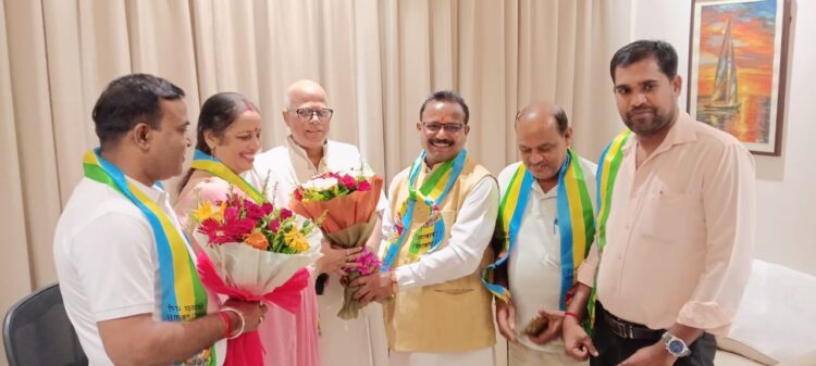 ओ0 बी0 सी0 एकता अधिकार मंच ने आयोग के अध्यक्ष से मिलकर बधाई दी !