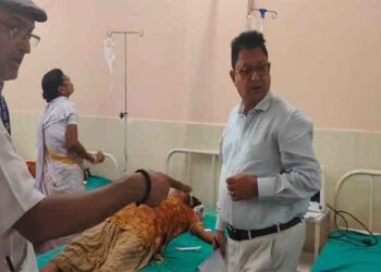 एक बडा हादसा  तेज बारिश औंर हवा के कारण कांवरिया पर यह टेंट गिरा  !