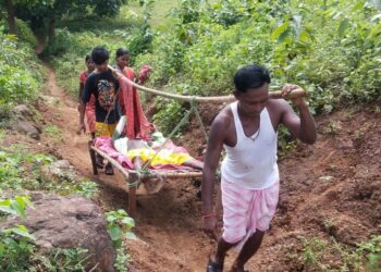 पाकुड़ में  बीमार बेटा को इलाज के लिए खाट पर लेकर पिता ने पहुंचाया हॉस्पिटल !