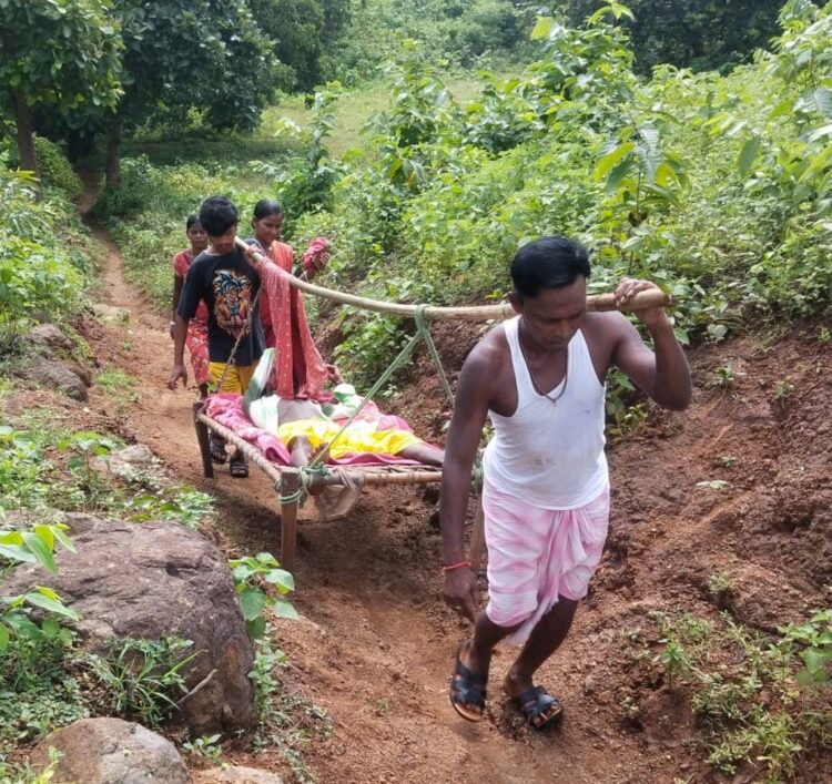 पाकुड़ में  बीमार बेटा को इलाज के लिए खाट पर लेकर पिता ने पहुंचाया हॉस्पिटल !