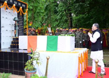 झारखंड राजपाल ने सीआरपीएफ जवान प्राणेश्वर कोच के पार्थिव शरीर पर पुष्पचक्र अर्पित कर श्रद्धांजलि अर्पित की !