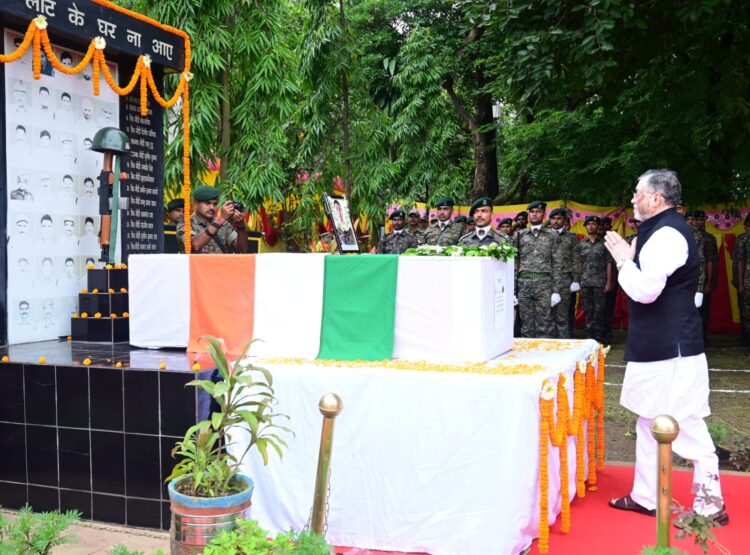 झारखंड राजपाल ने सीआरपीएफ जवान प्राणेश्वर कोच के पार्थिव शरीर पर पुष्पचक्र अर्पित कर श्रद्धांजलि अर्पित की !
