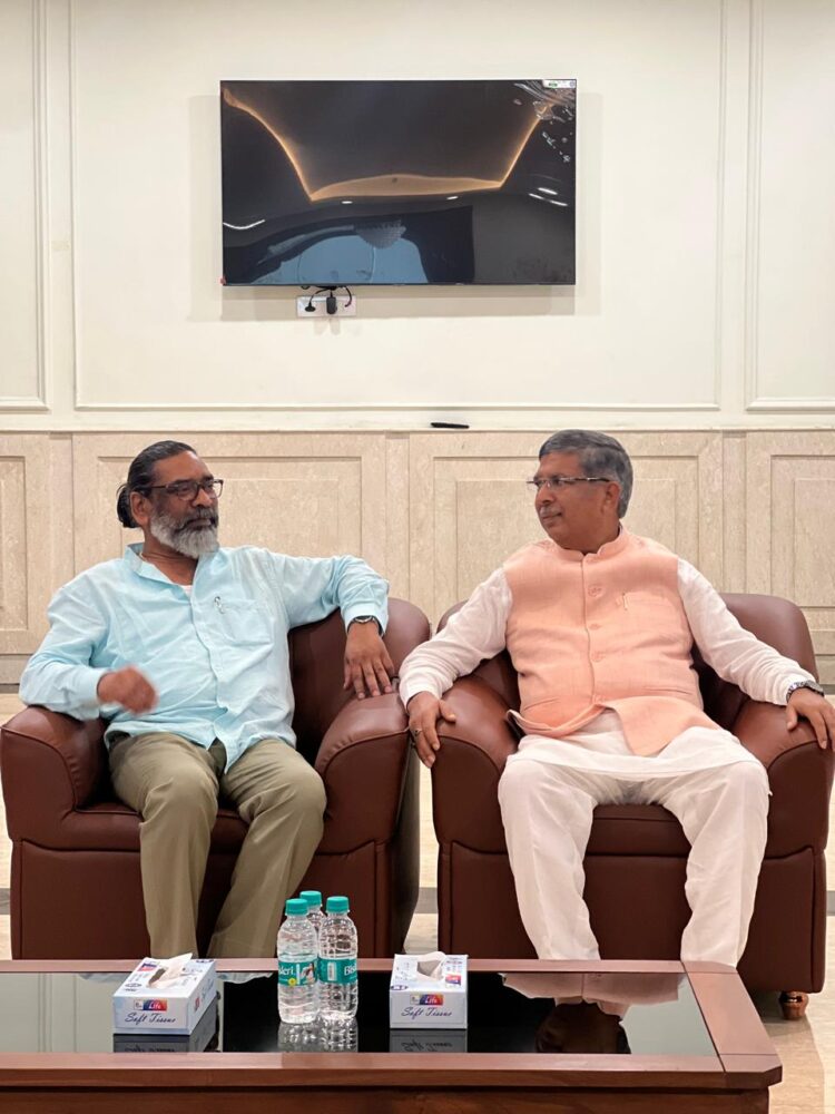 भाजपा प्रदेश महामंत्री एवम सांसद श्री आदित्य साहू ने आज नई दिल्ली में  मुख्यमंत्री हेमंत सोरेन जी से मुलाकात की