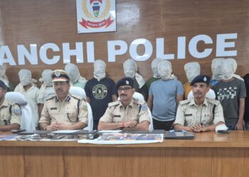 विधिवत पुलिस पदाधिकारी एवं कर्मियों के साथ छापमारी की गई !