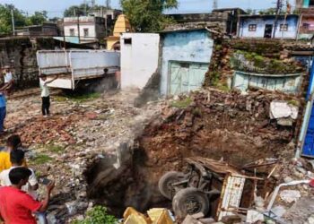 झरिया-सिंदरी मुख्य मार्ग से कुछ ही दूरी पर  देर रात अचानक भू-धंसान की घटना से पूरे क्षेत्र में हड़कंप मच गया !