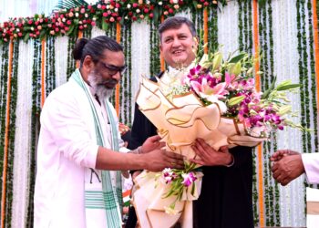 झारखंड राजपाल ने राजभवन में चीफ जस्टिस के रूप में न्यायमूर्ति तरलोक सिंह चौहान को पद की शपथ दिलाई !