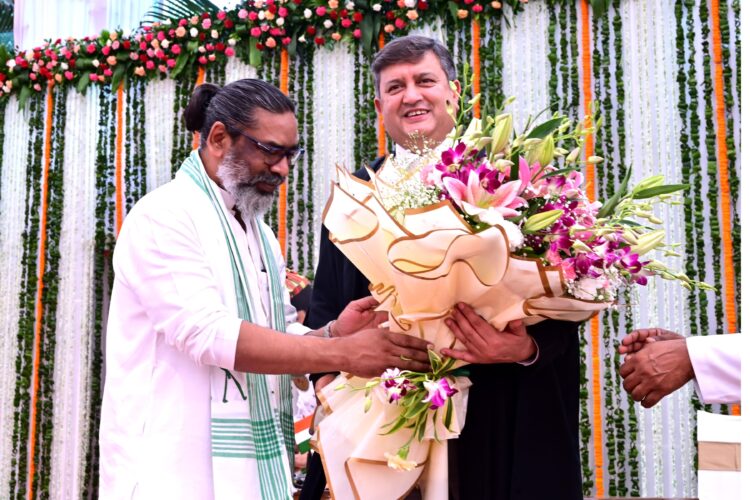 झारखंड राजपाल ने राजभवन में चीफ जस्टिस के रूप में न्यायमूर्ति तरलोक सिंह चौहान को पद की शपथ दिलाई !