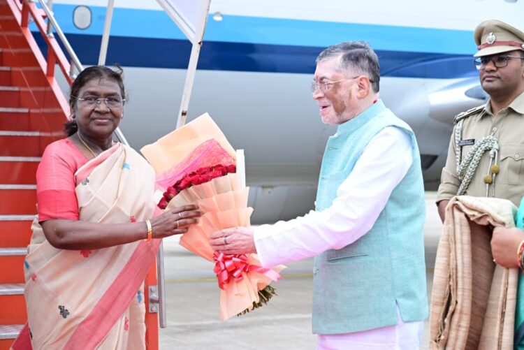 राष्ट्रपति द्रौपदी मुर्मू ने देवघर के प्रथम दीक्षांत समारोह में भाग लेने हेतु रेल मार्ग से प्रातः देवघर पहुँचे !