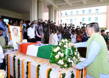 झारखण्ड राज्यपाल ने  रामदास सोरेन के पार्थिव शरीर पर पुष्पचक्र अर्पित कर उन्हें भावभीनी श्रद्धांजलि दी !