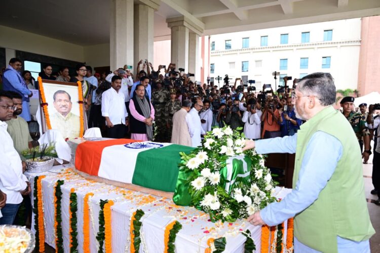 झारखण्ड राज्यपाल ने  रामदास सोरेन के पार्थिव शरीर पर पुष्पचक्र अर्पित कर उन्हें भावभीनी श्रद्धांजलि दी !
