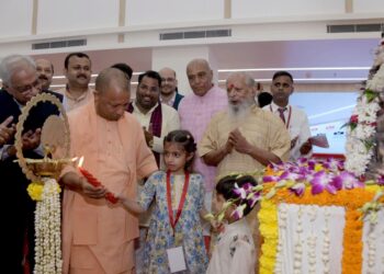 इलाज के लिए सुविधा और पैसे की कोई कमी नहीं : सीएम योगी !