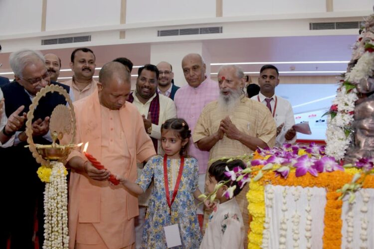 इलाज के लिए सुविधा और पैसे की कोई कमी नहीं : सीएम योगी !