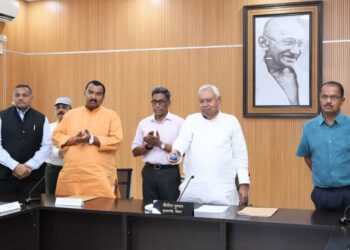 मुख्यमंत्री ने बाढ़ से प्रभावित परिवारों को उनके बैंक खाते में 7000 रुपये प्रति परिवार  !
