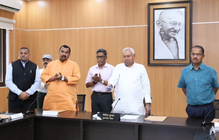 मुख्यमंत्री ने बाढ़ से प्रभावित परिवारों को उनके बैंक खाते में 7000 रुपये प्रति परिवार  !