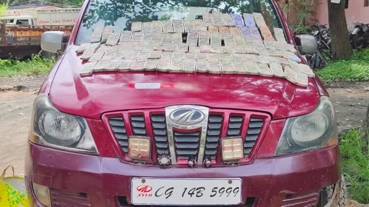 लावारिस जाइलो गाड़ी से भारी मात्रा में नगद रूपये !