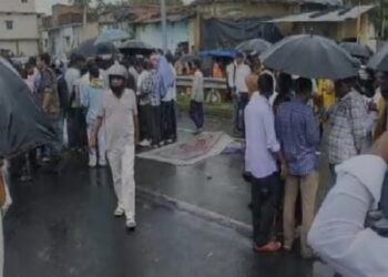 बाइक सवार पति-पत्नी और नवजात को वाहन ने मारी टक्कर !