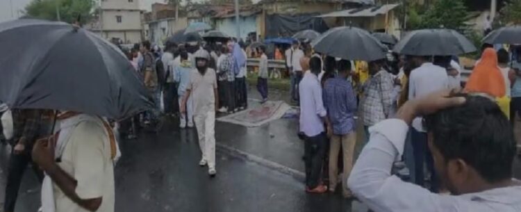 बाइक सवार पति-पत्नी और नवजात को वाहन ने मारी टक्कर !