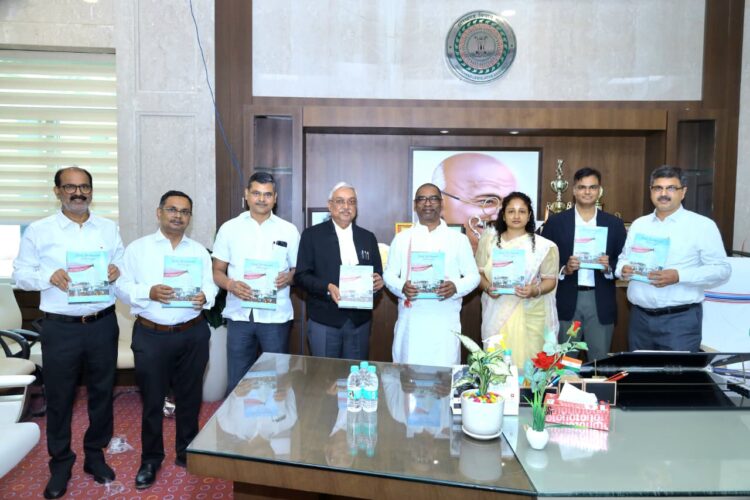 मुख्यमंत्री  हेमन्त सोरेन ने “बाबा बैद्यनाथ ज्योतिर्लिंग देवघर” पुस्तक का लोकार्पण किया !