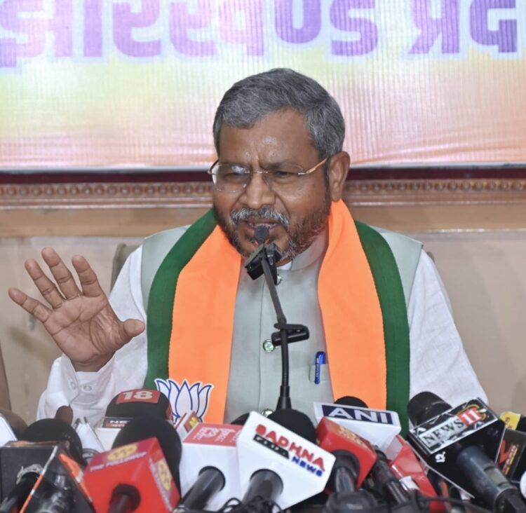 डीजीपी की निगरानी में एसीबी द्वारा उत्पाद विभाग के कागजात रात के अंधेरे में ढ़ोये जा रहे – बाबूलाल मरांडी !