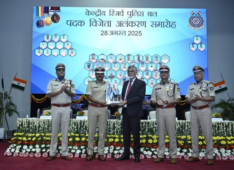 सीआरपीएफ अधिकारियों को मिला वीरता, सेवा और उत्कृष्टता सम्मान !