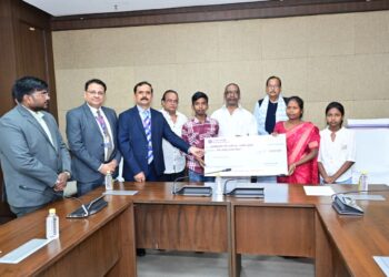 झारखंड के मुख्यमंत्री राज्य सरकार के तीन कर्मियों के परिजनों को 1-1 करोड़ रुपए की राशि का चेक सौंपा !